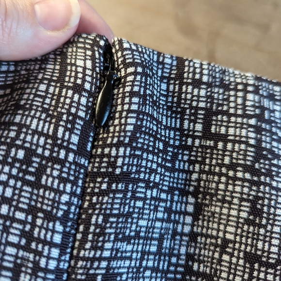 Kasper Business Casual Knee Length Skirt with Hidden Zipper and slit at back - Picture 5 of 10